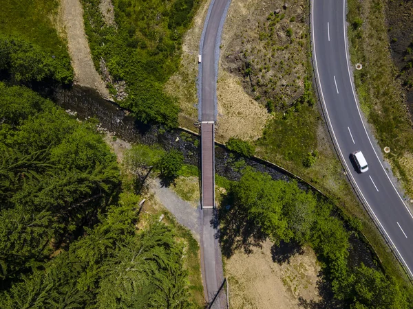 Una Antena Curvas Carreteras Rodeadas Vegetación Bajo Luz Del Sol — Foto de Stock