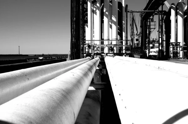 Großaufnahme Massiver Pipelines Und Metallkonstruktionen Industriegebiet — Stockfoto
