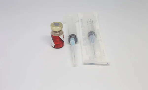 Detailní Záběr Injekční Stříkačky Lahvičkou Lékařského Skla Izolovanou Bílém Pozadí — Stock fotografie