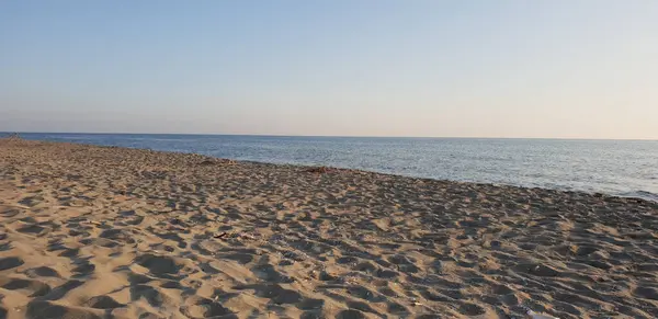 Havslandskapet Och Den Klara Himlen Fångade Från Sandstranden Utan Någon — Stockfoto