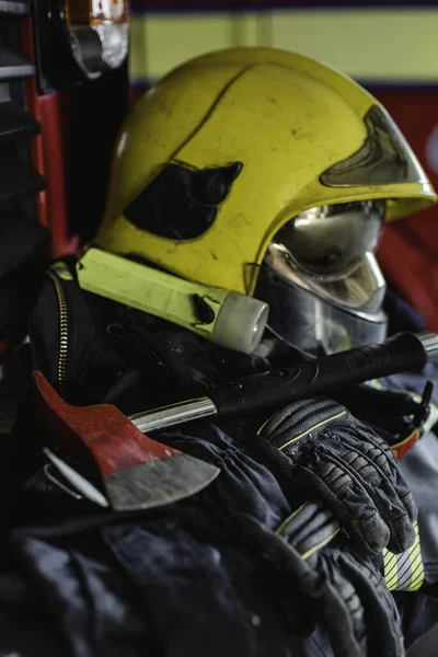 Ochronny Mundur Strażacki Hełm Przeciwpożarowy Spodnie Ochronne Kurtka Ochronna Rękawiczki — Zdjęcie stockowe