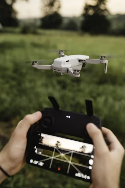 Una Fotografia Del Pilota Che Aziona Drone — Foto Stock
