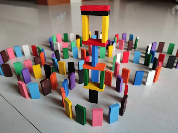 Een Concept Van Creativiteit Georganiseerde Kleurrijke Domino Blokken — Stockfoto