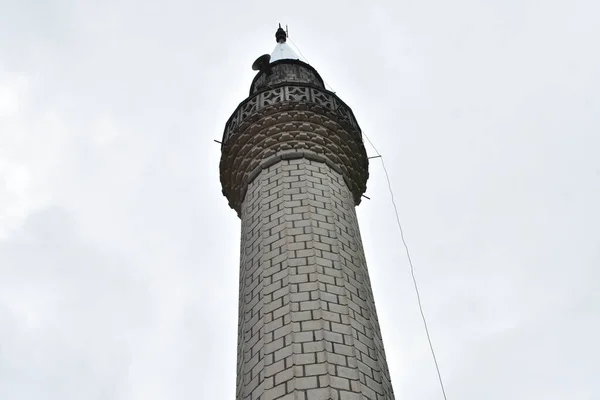 Låg Vinkel Syn Moské Minaret Dyster Himmel Bakgrund — Stockfoto