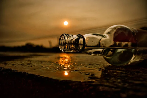 Mise Point Sélective Une Bouteille Avec Liquide Sol Coucher Soleil — Photo