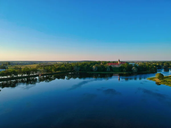 Aerial Shot Lake Surrounded Fields Village — Stock Photo, Image