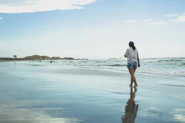 Closeup Shot Female Walking Wet Beach Peru — Stock Photo, Image