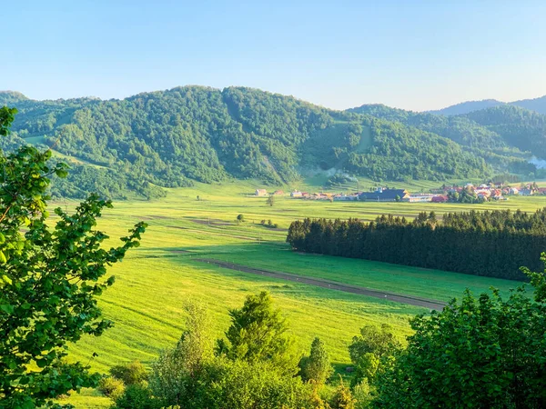 Hermoso Paisaje Verde Montañoso Con Muchos Árboles Bajo Cielo Brillante — Foto de Stock