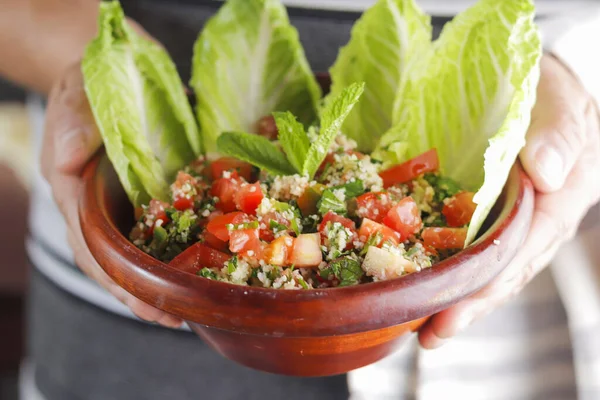 Tiro Foco Seletivo Uma Pessoa Segurando Prato Salada Legumes Com — Fotografia de Stock