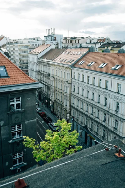 Вертикальный Снимок Элегантных Белых Зданий Коричневыми Черепичными Крышами Праге Чехия — стоковое фото