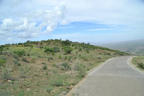 在非洲纳米比亚的多云的一天 一条在山丘边的公路 — 图库照片