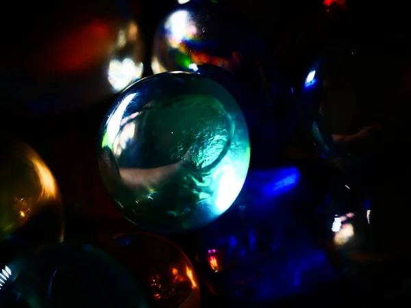 Närbild Klar Glänsande Grön Glaspärla Med Neonljus Sidorna — Stockfoto