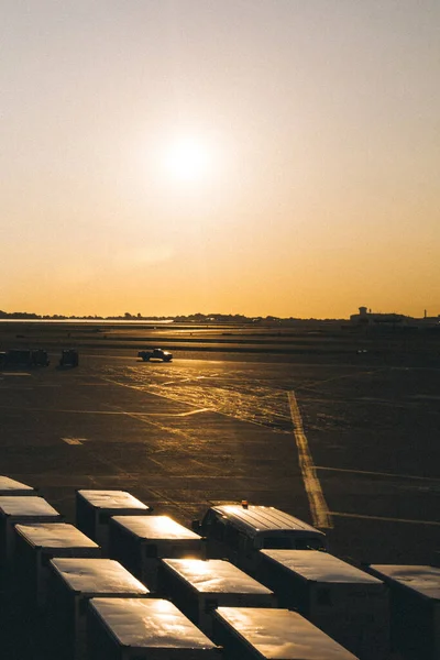 Het Vliegveld Landingsplatform Bij Zonsondergang — Stockfoto