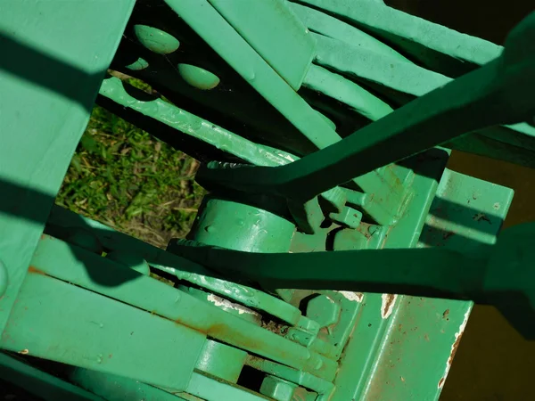 Strzał Pod Wysokim Kątem Metalowych Detali Malowanych Zielono Świetle Słonecznym — Zdjęcie stockowe