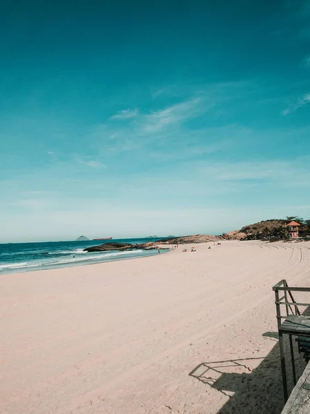 Plan Vertical Une Vue Sur Plage Ciel Bleu — Photo