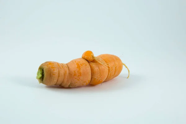 Een Geïsoleerde Grappige Wortel Met Wortels Een Witte Achtergrond — Stockfoto