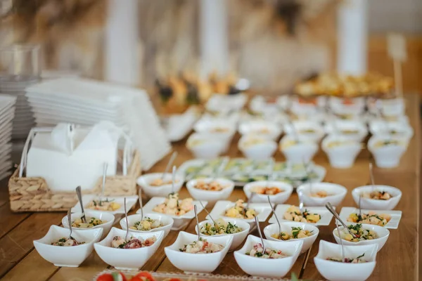 Een Brede Selectie Van Salades Witte Schalen — Stockfoto