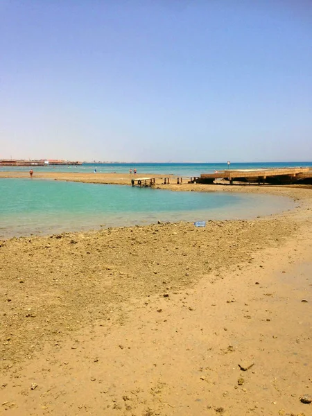 Mare Calmo Con Spiaggia Sabbiosa Sotto Cielo Blu — Foto Stock