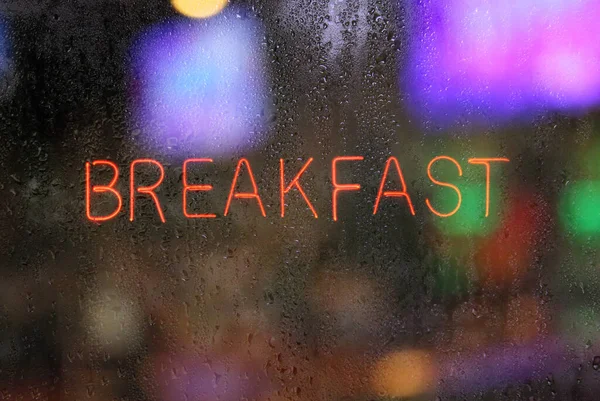 湿った窓のレトロなレストランのネオンの朝食サイン — ストック写真