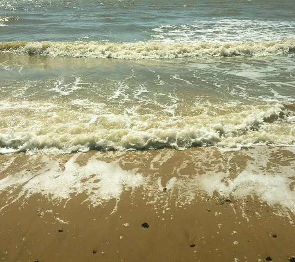 Морские Волны Омывают Песчаный Пляж — стоковое фото