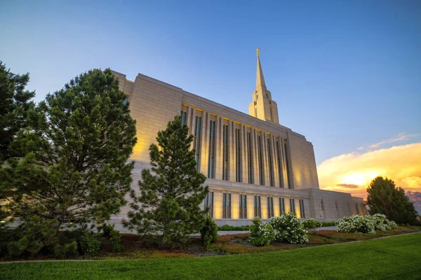 Mormon Church Utah Sunset Beautiful Park Green Grass Trees — Stock Photo, Image