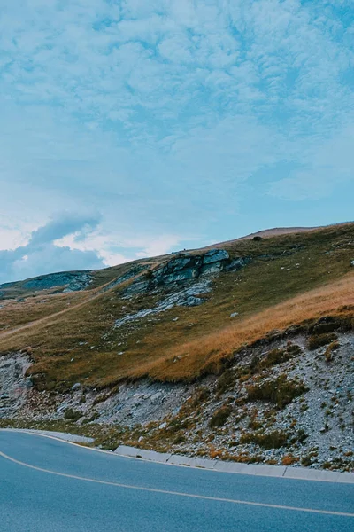 Ett Lugnt Landskap Berget Vid Motorvägen Dagsljus — Stockfoto