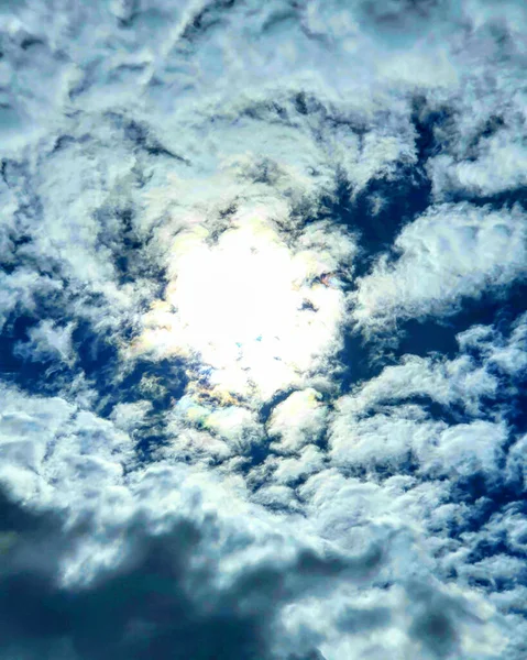 Красивый Снимок Солнечного Света Фоне Облачного Неба — стоковое фото