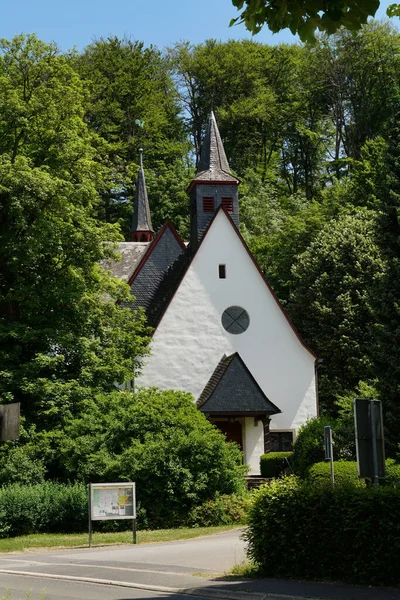 Widok Przodu Kościoła Parafialnego Herrenstrunden Bergisch Gladbach Niemcy Słoneczny Dzień — Zdjęcie stockowe