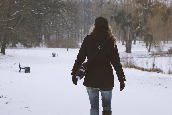 Una Mujer Vistiendo Abrigo Caminando Parque Invierno Cubierto Nieve —  Fotos de Stock