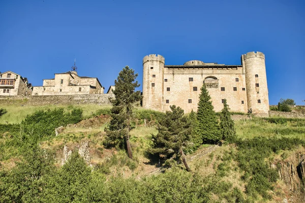 Castelo Puebla Sanabria Rodeado Por Vegetação Sob Luz Sol Céu — Fotografia de Stock