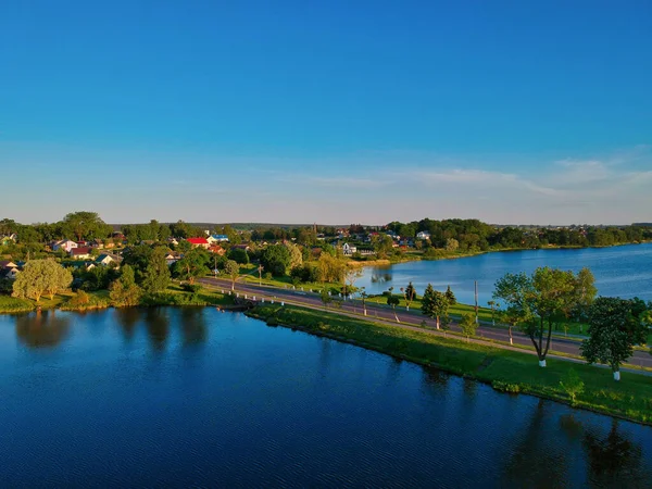 Uma Estrada Que Passa Por Belo Lago — Fotografia de Stock