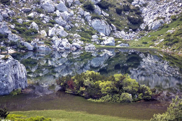 Hermoso Tiro Montañas Rocosas Cerca Lago —  Fotos de Stock