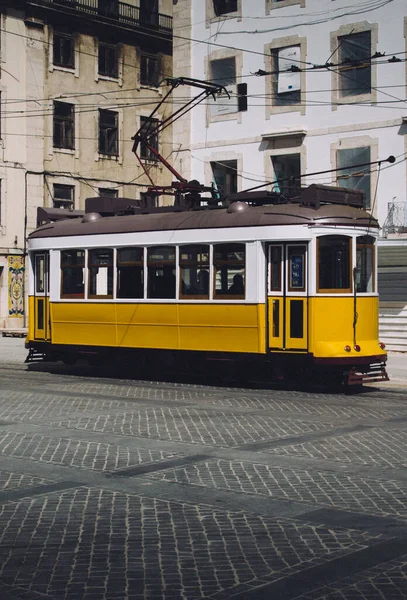 Tram Giallo Brillante Strade Lisbona — Foto Stock