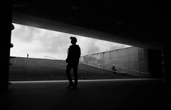 Tiro Tons Cinza Homem Caminhando Direção Escadas Subterrâneas Escuro — Fotografia de Stock