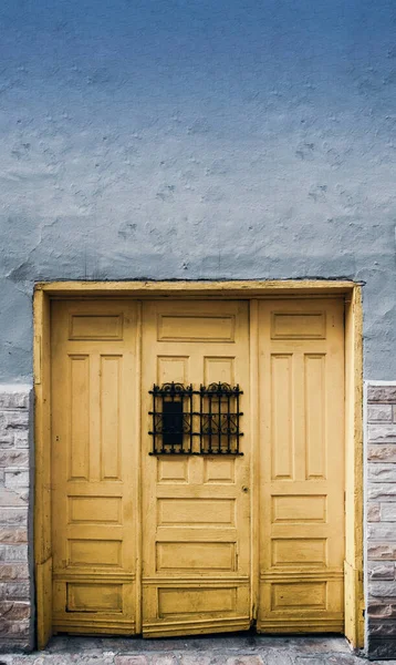 Uma Porta Entrada Madeira Amarela Edifício Com Paredes Exteriores Azuis — Fotografia de Stock