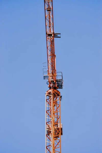 Disparo Vertical Una Torre Telecomunicaciones Contra Cielo Azul Claro —  Fotos de Stock