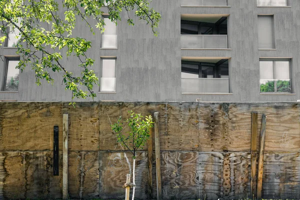 Een Van Hout Barrière Van Een Modern Grijs Gebouw Met — Stockfoto