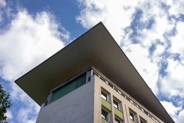 Baixo Ângulo Construção Telhado Com Céu Nublado Brilhante — Fotografia de Stock