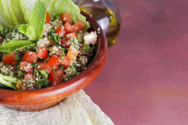 Eine Selektive Fokusaufnahme Eines Tellers Gemüsesalat Mit Tomaten Und Salat — Stockfoto