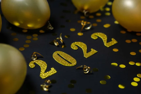 Een Verticaal Shot Van Gouden Confetti Ballonnen Met 2022 Cijfers — Stockfoto