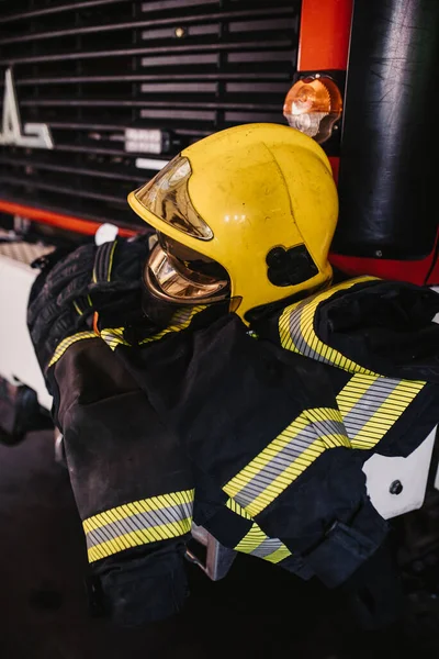 보호용 헬멧으로 구성된 소화기 군복의 — 스톡 사진