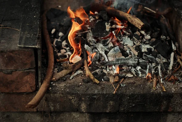 Mangal Yapmak Için Yakılan Alevlerin Kömürlerin Yakın Çekimi — Stok fotoğraf