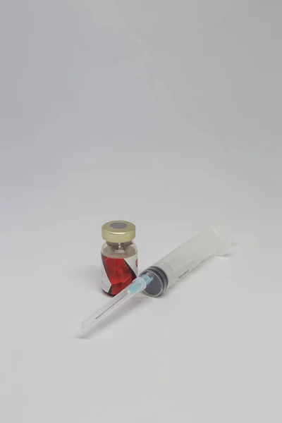 Fechar Uma Seringa Com Frasco Vidro Médico Isolado Sobre Fundo — Fotografia de Stock