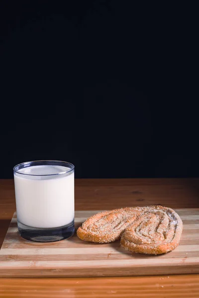 Copo Leite Servido Com Doce Ouvido Uma Mesa Madeira Fundo — Fotografia de Stock