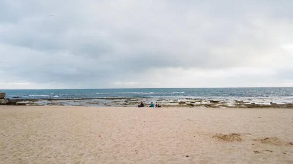 Peisaj Unei Plaje Înconjurat Mare Sub Cer Tulbure Într Sumbră — Fotografie, imagine de stoc