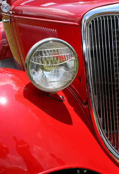 Carro Vintage Vermelho Com Faróis Redondos — Fotografia de Stock