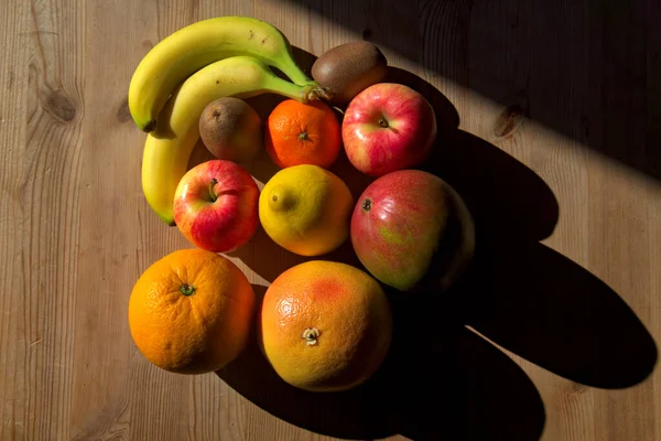 Een Mix Van Fruit Wordt Geraakt Door Zonlicht Een Schaduw — Stockfoto