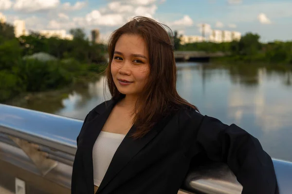 Una Hermosa Dama Vietnam Posando Puente Starlight Día Ventoso Chi —  Fotos de Stock