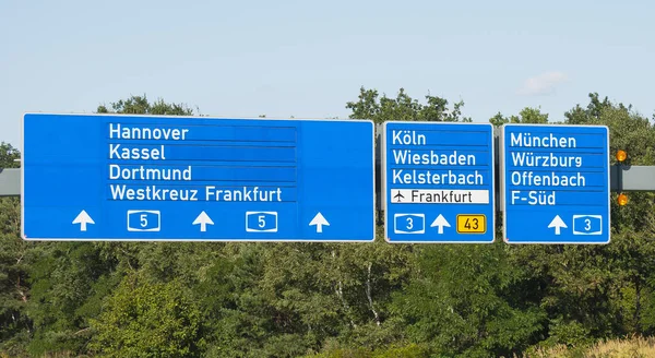 Ein Foto Der Verkehrsschilder Richtung Flughafen Frankfurt — Stockfoto