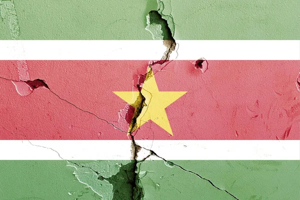 Nationale Vlag Van Suriname Geschilderd Een Verweerde Gebroken Muur Politiek — Stockfoto